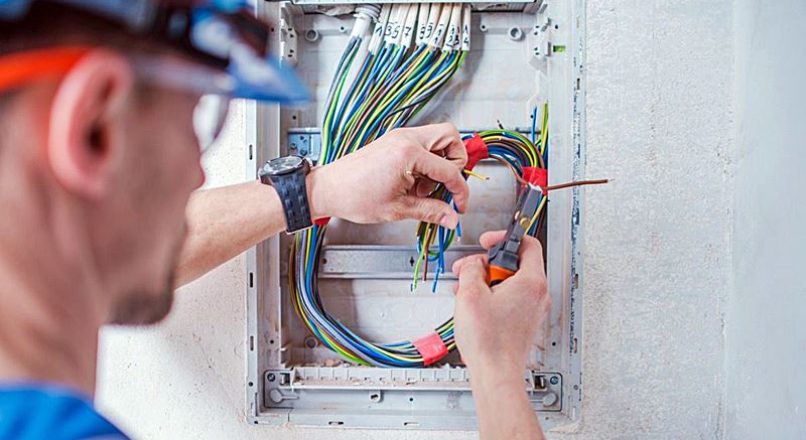 Dicas para você não passar raiva com energia elétrica no seu comércio.