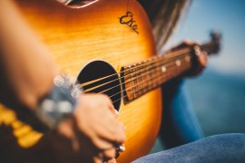 Como o aprendizado musical gratuito online pode ajudar pessoas