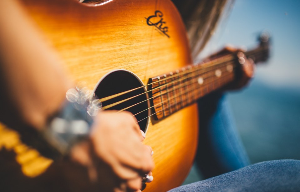 Como o aprendizado musical gratuito online pode ajudar pessoas