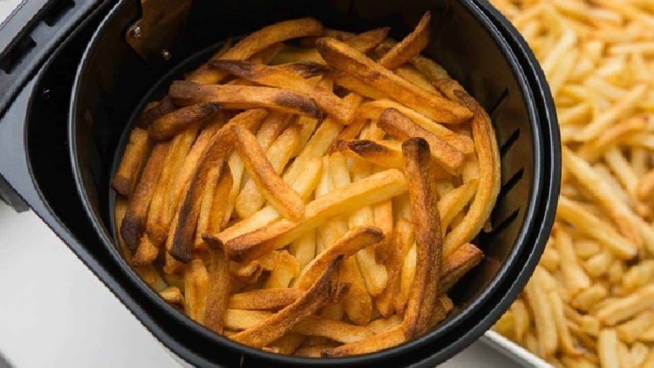 Passo a passo: Como fazer batata frita congelada na air fryer de