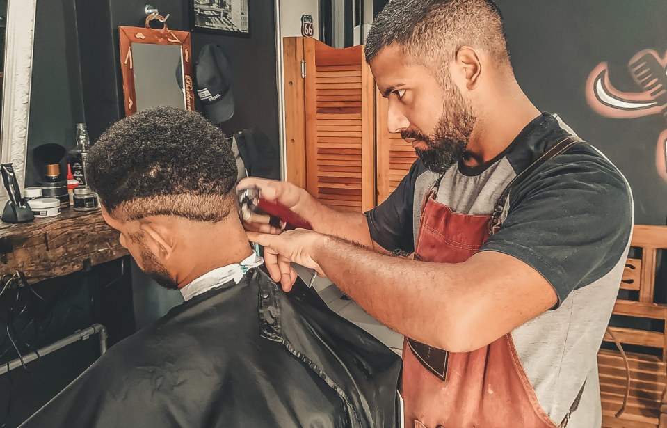 A estética das comunidades é ressignificada por barbeiros jovens que valorizam a cultura local