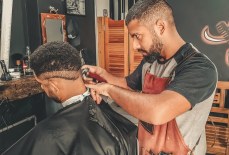 A estética das comunidades é ressignificada por barbeiros jovens e valorizam a cultura local