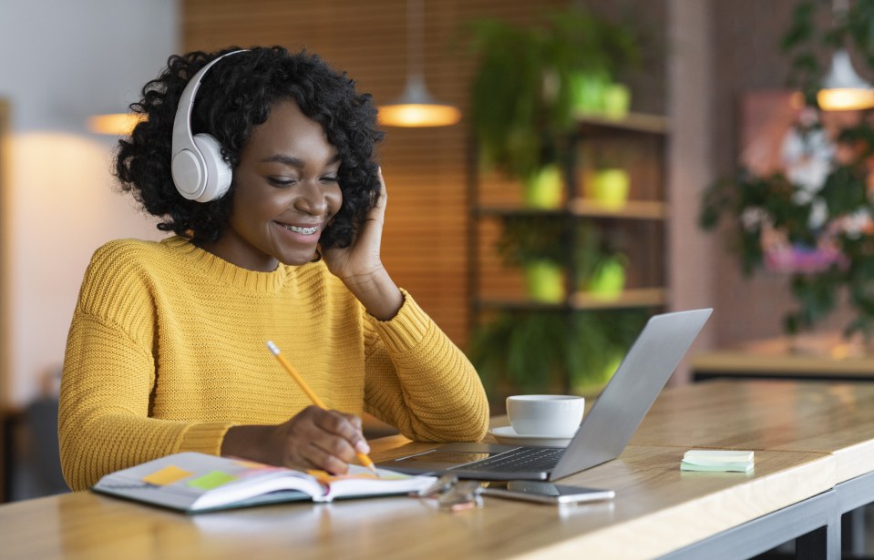 Setor de idiomas: as 10 línguas mais buscados pelos brasileiros em 2022