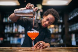 Bartenders e donos de bares podem aprender mais sobre o ramo em curso online de famosa marca de bebida