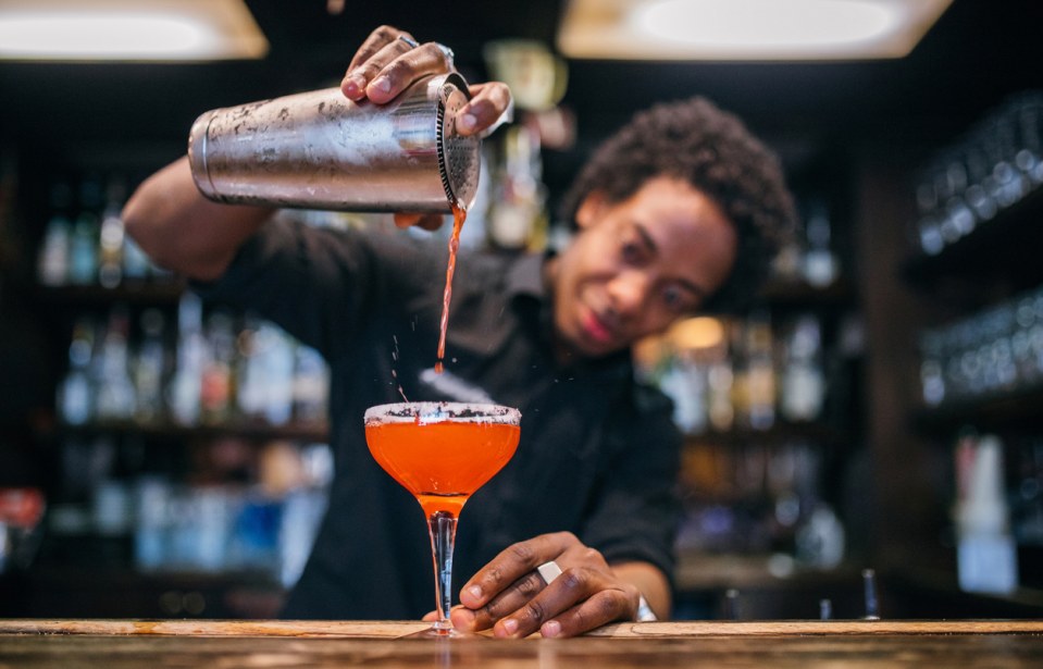 Bartenders e donos de bares podem aprender mais sobre o ramo em curso online de famosa marca de bebida