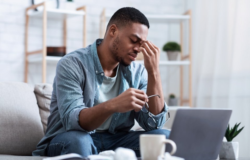 Você passa muito tempo no computador? Veja 6 dicas para evitar a fadiga ocular.