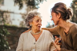 Qual é o valor de cuidador de idosos por dia?