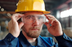 Os operadores devem sempre usar o EPI apropriado ao operar compressores. Isso inclui óculos de proteção com grau, protetores auriculares e equipamentos de proteção respiratória, se necessário.