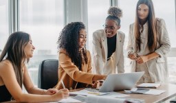 Mesmo no ambiente de trabalho, mulheres desenvolvem amizades mais profundas