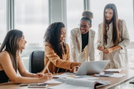 Mesmo no ambiente de trabalho, mulheres desenvolvem amizades mais profundas