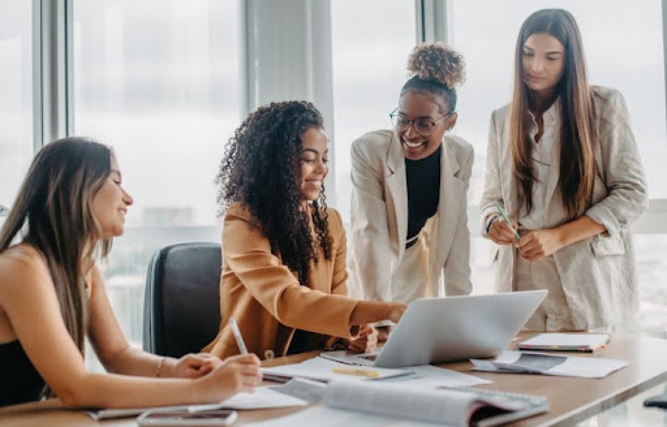 Mesmo no ambiente de trabalho, mulheres desenvolvem amizades mais profundas