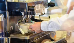 Como escolher a cafeteira industrial certa para seu negócio