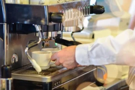 Como escolher a cafeteira industrial certa para seu negócio