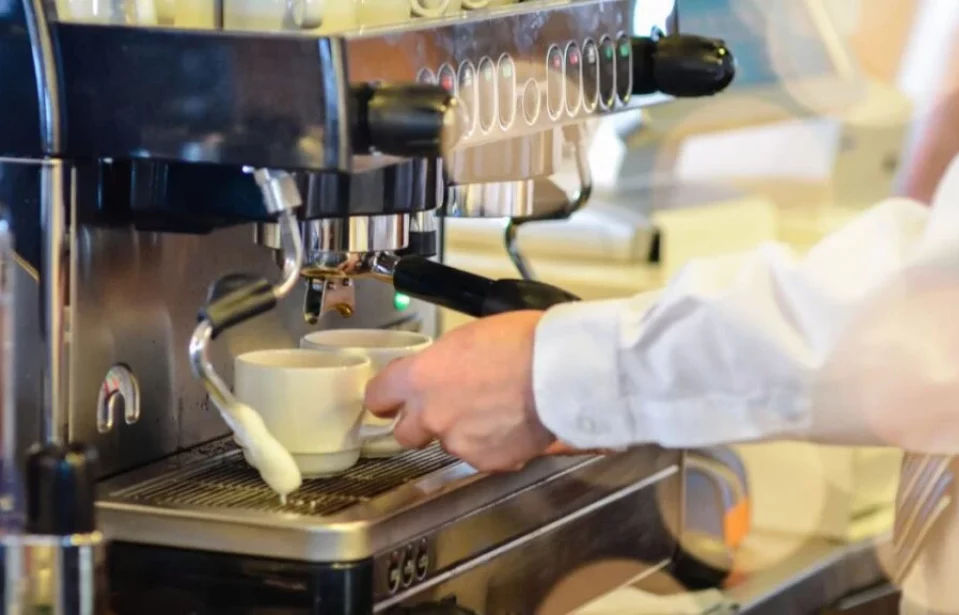 Como escolher a cafeteira industrial certa para seu negócio