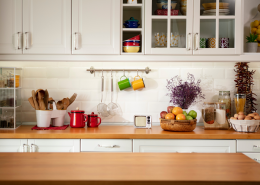 Quais canais de venda são mais eficazes para uma empresa de produtos de cozinha: loja física, e-commerce ou redes sociais?